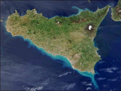 
Quelle: [url=http://www.reisemagazin24.net/reisemagazin/sizilien.php]http://www.reisemagazin24.net/reisemagazin/sizilien.php[/url]
(Stand: 5.10.2016)
Die Insel Sizilien ist mit rund 26.000 qkm die
größte Insel des Mittelmeers. Besonders bekannt ist diese Insel durch den
höchsten und aktivsten Vulkan Europas, den Ätna. Wo würde der Ätna liegen, wenn
wir annehmen, dass der Abstand zu jeder Seite der Insel gleich ist?