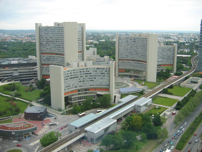 Edifici de les Nacions Unides a Viena. Foto  de Herbert Ortner, CC by 2.5 (font: Wikipedia)
