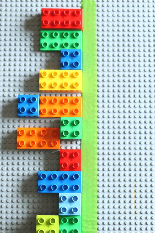 Kan du med hjälp av Lego konstruera andra halvan så sidorna blir lika? Det vill säga symmetrisk.
