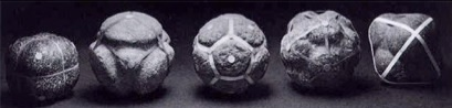 Sólidos regulares neolíticos de Escocia (Ashmolean Museum de Oxford).
Según Critchlow (1979)

