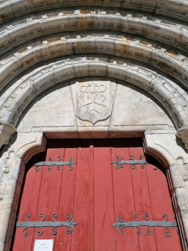 Detalle del tímpano de la iglesia de San Pedro Fiz de Hospital de O Incio (Lugo) con la Cruz de Malta.