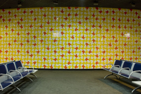 Painéis de azulejos, Aeroporto Internacional Juscelino Kubitschek, 1993. Brasília - DF, Brasil Arquiteto Sérgio Parada Foto Edgard Cesar Dimensões: dois painéis de 343 x 2820 cm