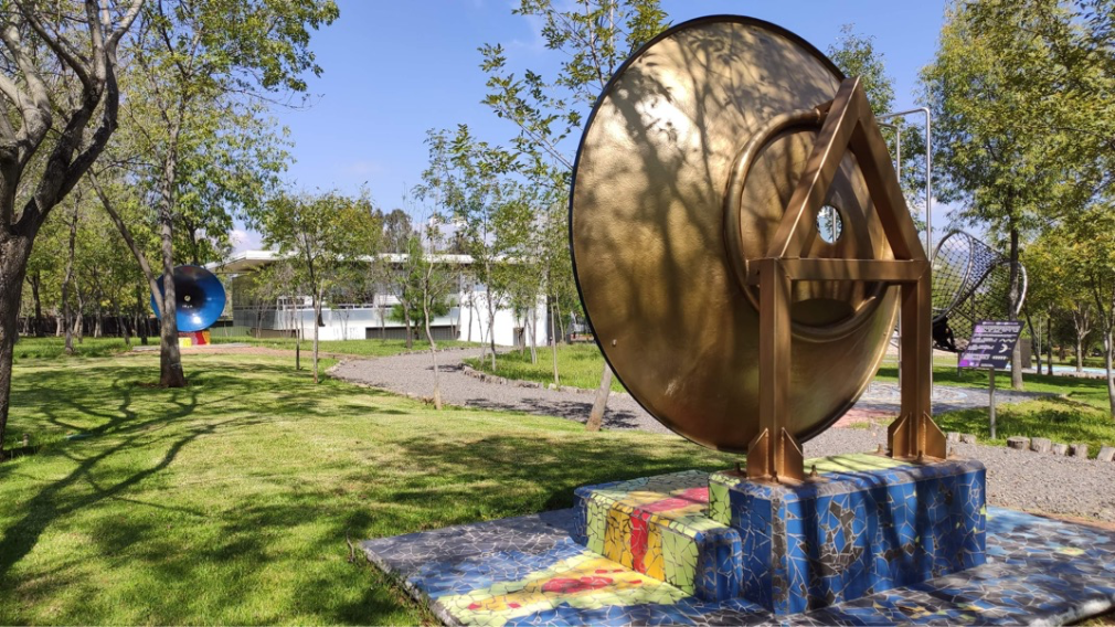 Antenas parábolicas del Centro de Ciencias Matemáticas (Morelia) 