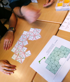 [size=100]Workshop participants investigate an exercise sheet and recreate the design by paper tiles.[/size]